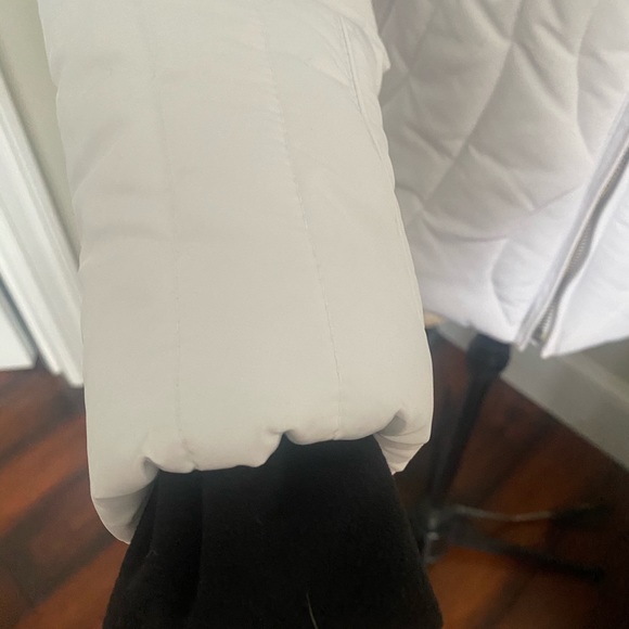 COPY - - Obermeyer, white quilted ski jacket, size 4 NO SIGNS OF WEAR - Picture 4 of 7